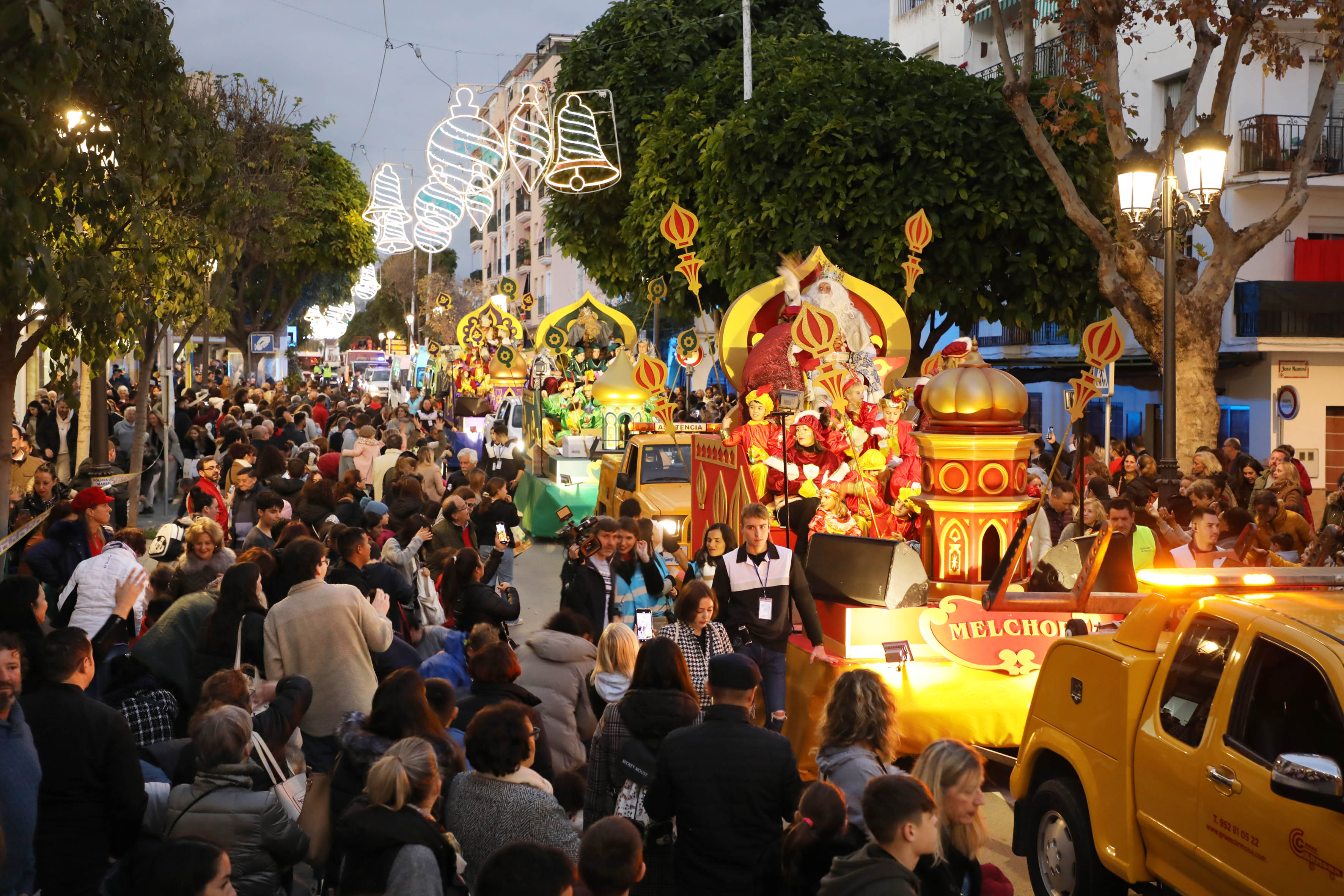 Los Reyes Magos de Oriente recorren las calles de Marbella y San Pedro Alcántara, recuperando sus tradicionales Cabalgatas tras la pandemia y acompañados de numerosos ciudadanos y visitantes